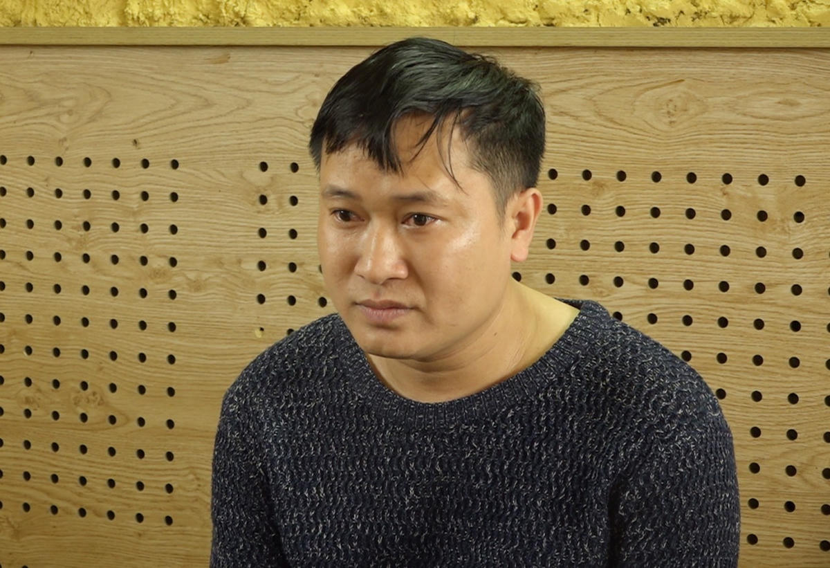 Đối tượng cầm đầu Nguyễn Tiến Thiết (tên gọi khác “Hải”) tại cơ quan điều tra. Ảnh: CAQT