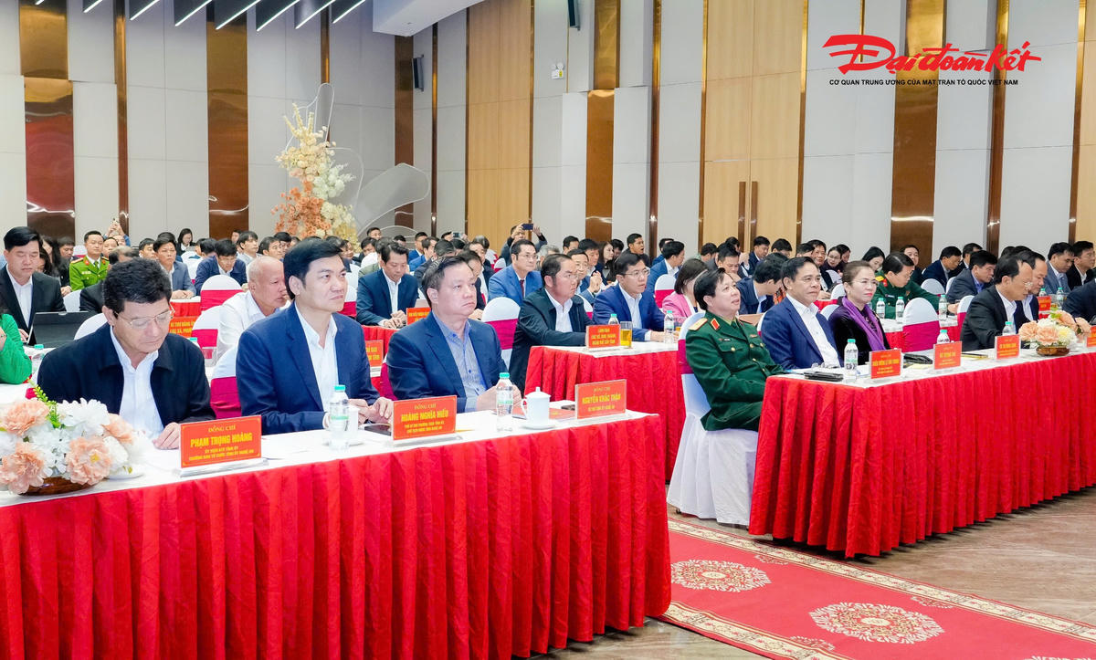 Đại diện lãnh đạo Quân khu 4, lãnh đạo tỉnh Nghệ An tham dự hội nghị. Ảnh: PB