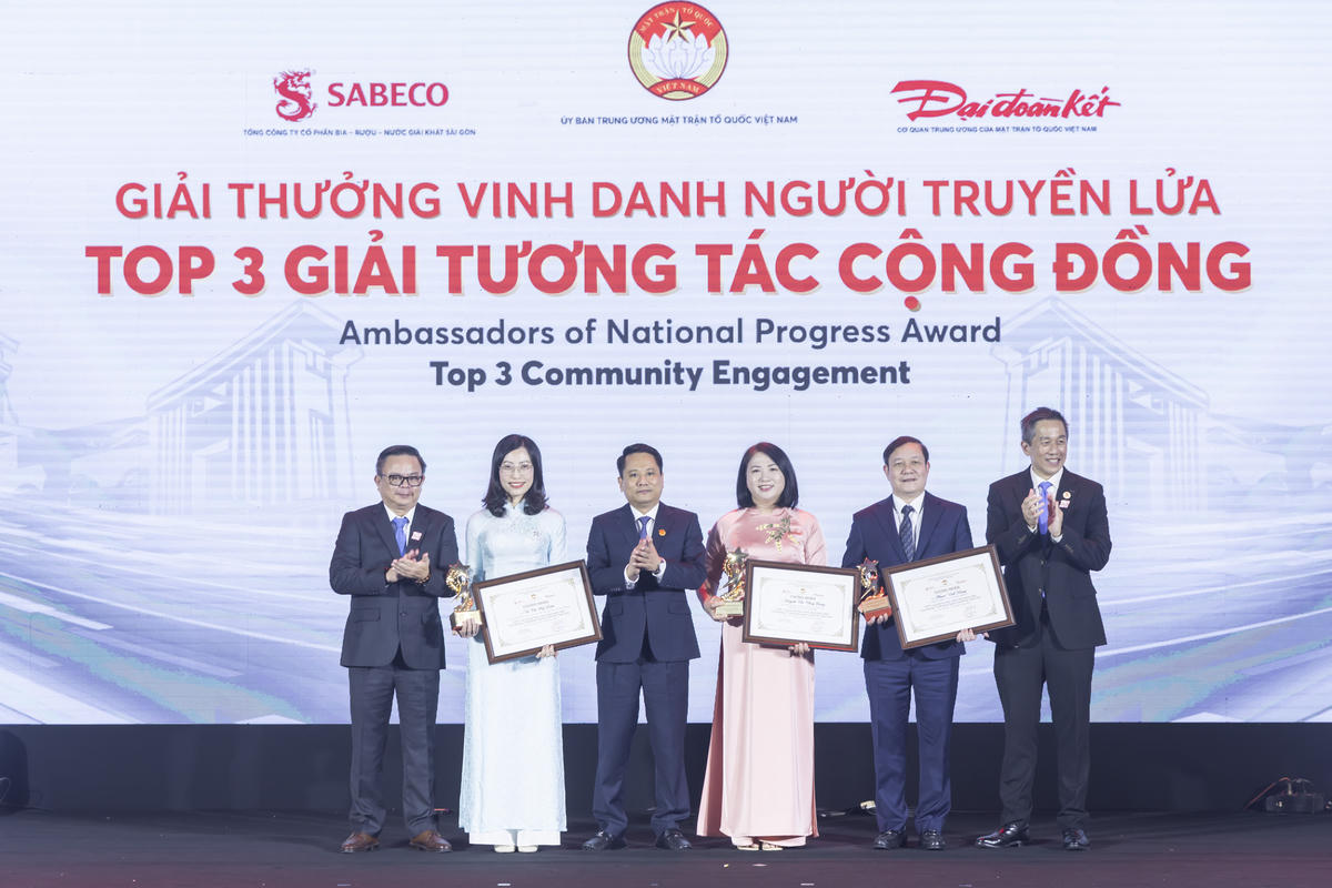 Ban tổ chức vinh danh Top 3 “Giải tương tác cộng đồng”, những gương mặt đã nhận được sự bình chọn đông đảo từ cộng đồng trực tuyến, với những sáng kiến tôn vinh tinh thần sáng tạo, cống hiến và kết nối cộng đồng.