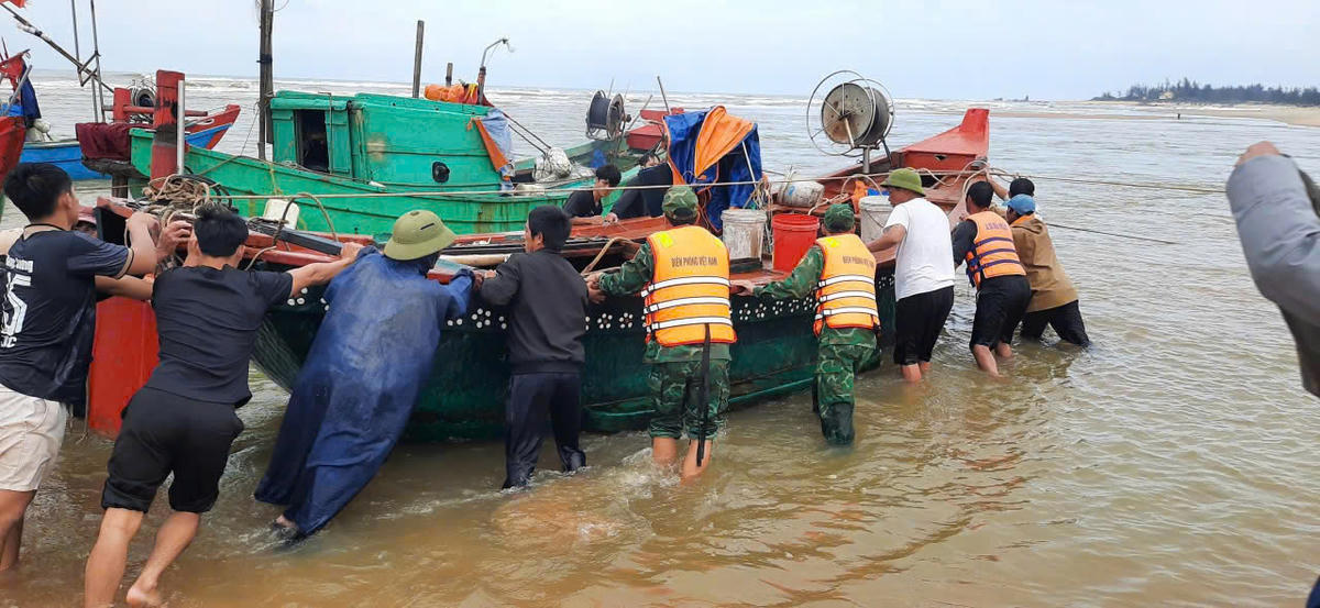 Các thuyền gặp nạn đã được kéo vào bờ. Ảnh: BP.