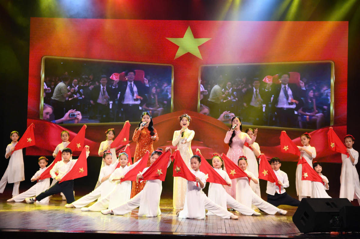 Tiết mục nghệ thuật chào mừng Lễ trao giải của các nghệ sĩ đến từ Nhà hát Ca múa nhạc Quốc gia Việt Nam. Ảnh: Phạm Sỹ.. 