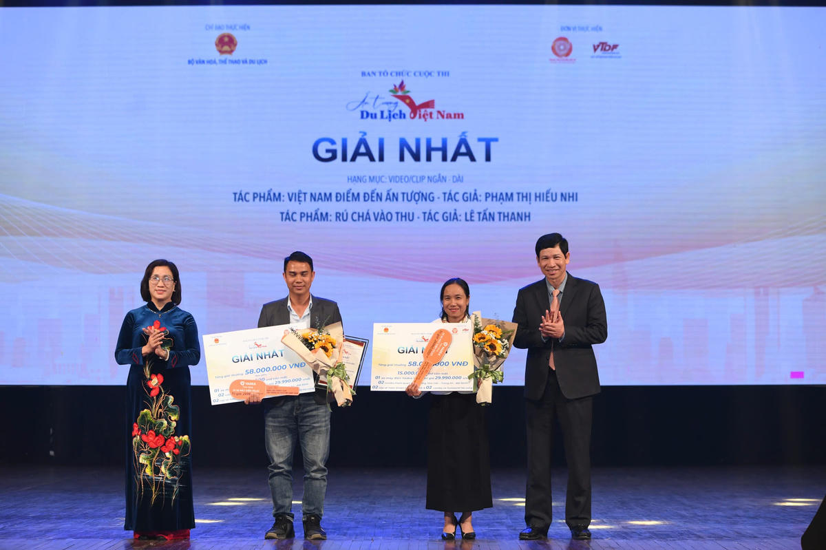 Bà Đinh Thị Mai - Phó trưởng Ban Tuyên giáo và Dân vận Trung ương và ông Hồ An Phong – Thứ trưởng Bộ VHTTDL trao giải Nhất cho các tác giả, nhóm tác giả ở hai hạng mục video/clip ngắn và video/clip dài. Ảnh: Phạm Sỹ.