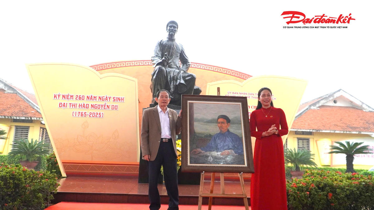 Ban Tổ chức trưng bày trao tặng chân dung, tranh minh họa Nguyễn Du, Truyện Kiều cho Ban Quản lý Di tích Nguyễn Du. Ảnh: HN.