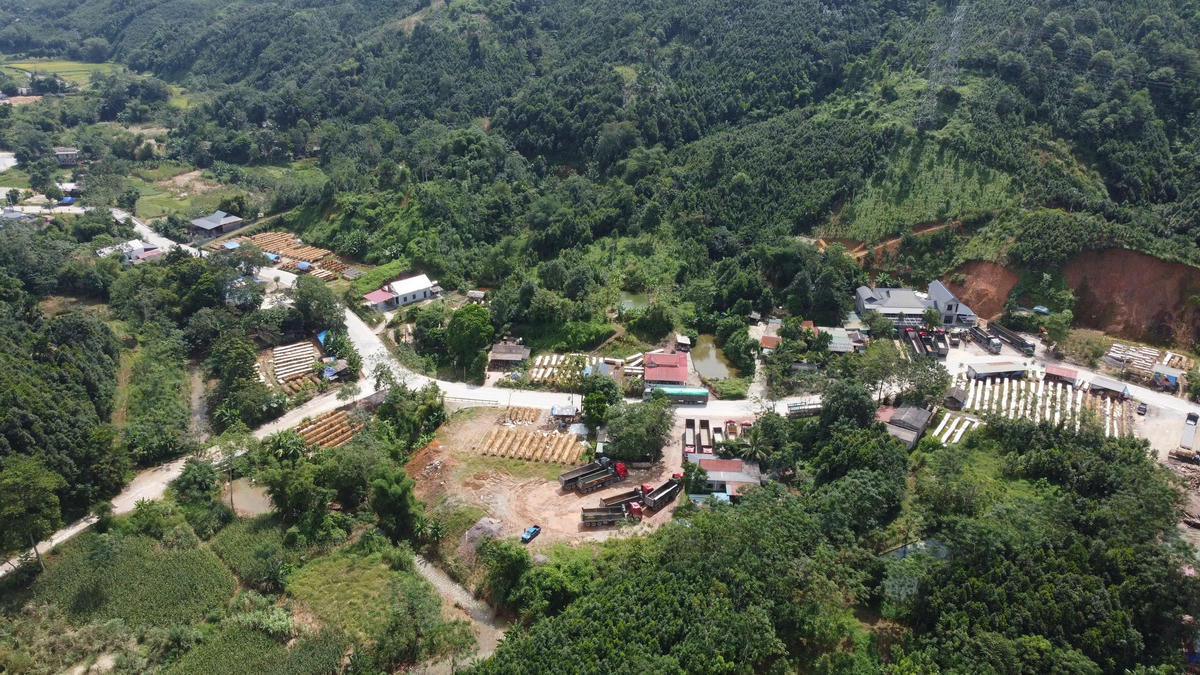 Dù chưa được cấp bến thuỷ nội địa nhưng mỗi ngày hàng trăm xe cát quá khổ, quá tải trực tiếp vào điểm mỏ 'ăn cát'.