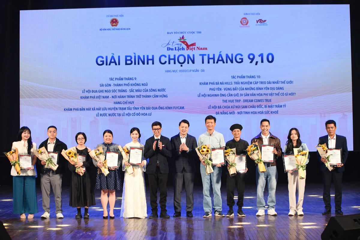 Các tác giả đoạt giải Bình chọn tháng 9, 10. Ảnh: Phạm Sỹ.
