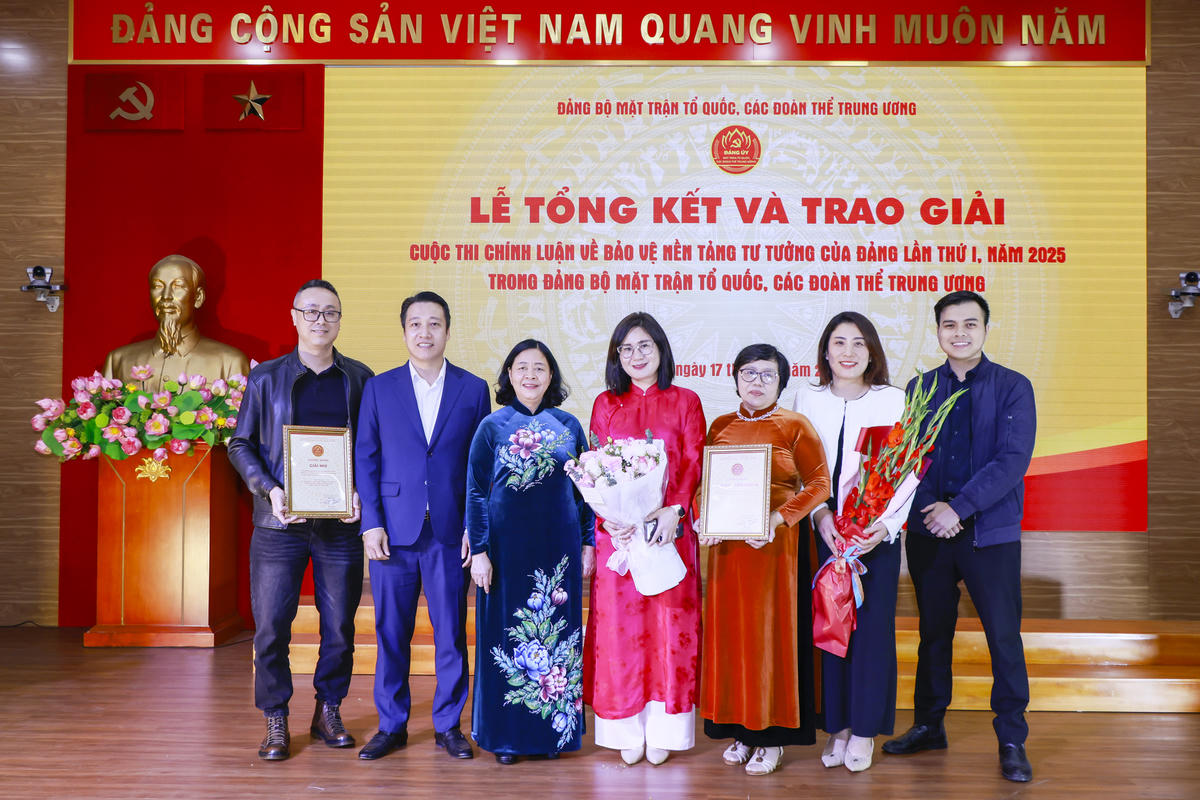 Đồng chí Bùi Thị Minh Hoài - Chủ tịch UBTƯ MTTQ Việt Nam chụp ảnh lưu niệm cùng các nhóm tác giả của Báo Đại đoàn kết đoạt giải Cuộc thi. Ảnh: Quang Vinh.