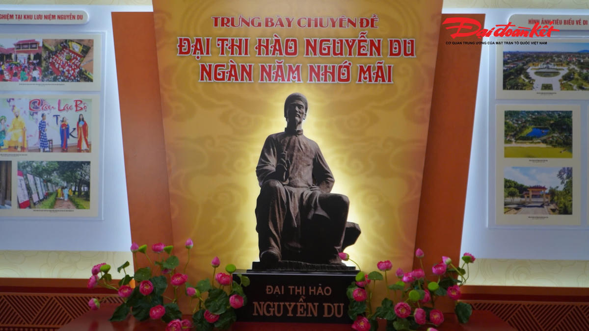 Trưng bày giới thiệu&nbsp;hơn 250 tư liệu, hiện vật, hình ảnh quý, phản ánh một cách có hệ thống và sinh động về cuộc đời, sự nghiệp, di sản văn chương của Nguyễn Du. Ảnh: HN.