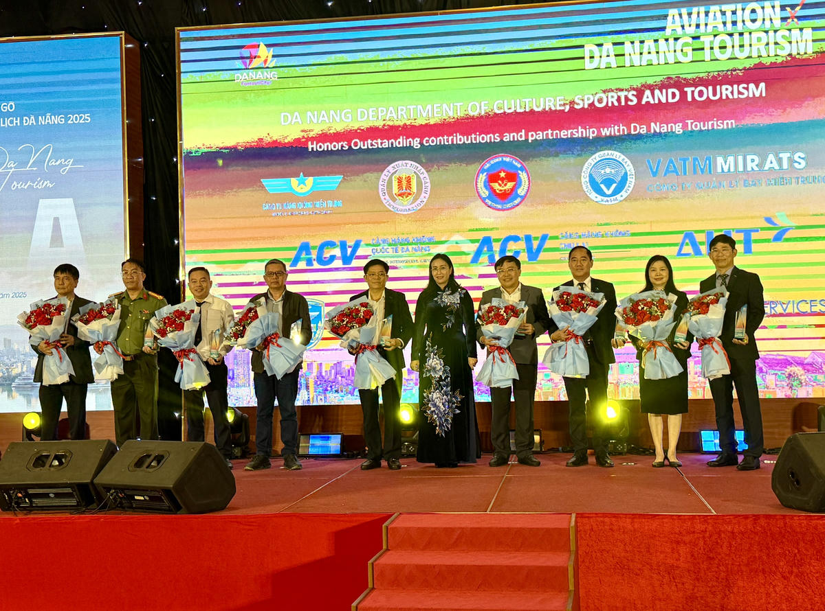 Phó Chủ tịch UBND TP Đà Nẵng Nguyễn Thị Anh Thi tặng hoa cảm ơn các đơn vị trong lĩnh vực hàng không. Ảnh: Nguyễn Tú.