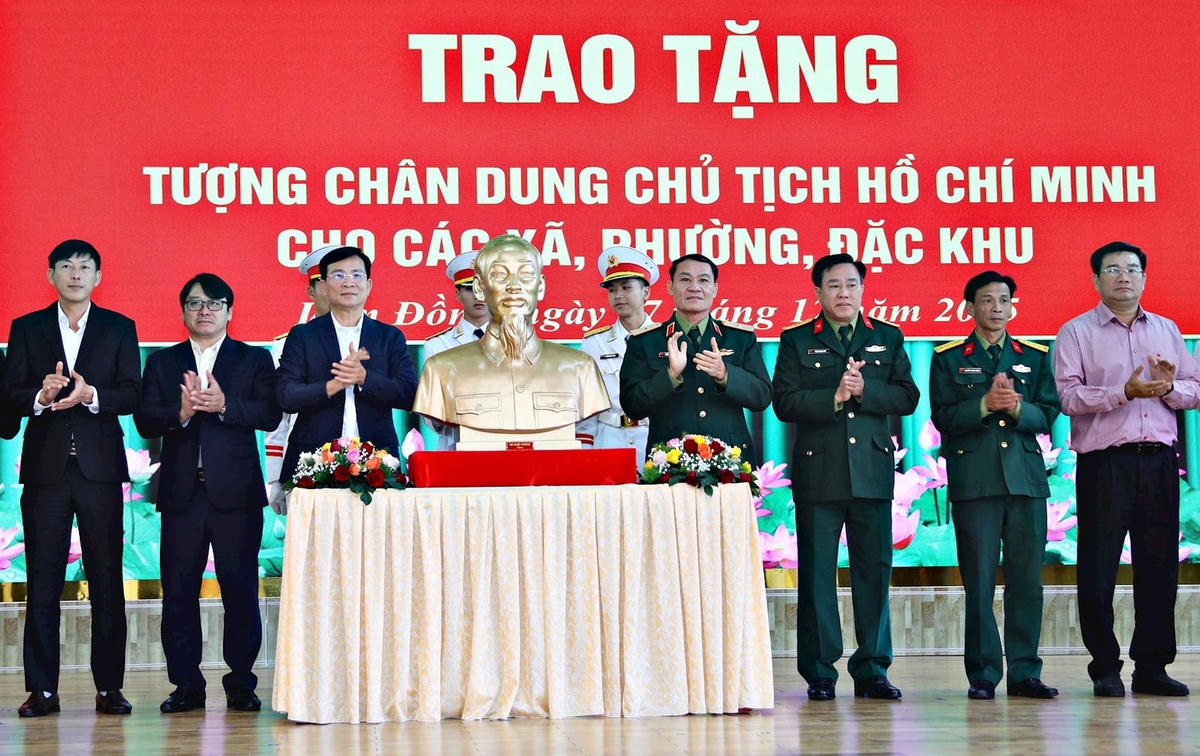 Lãnh đạo Quân khu 7 và lãnh đạo tỉnh Lâm Đồng trao tặng tượng chân dung Chủ tịch Hồ Chí Minh cho các xã, phường, đặc khu. (ảnh X.H)