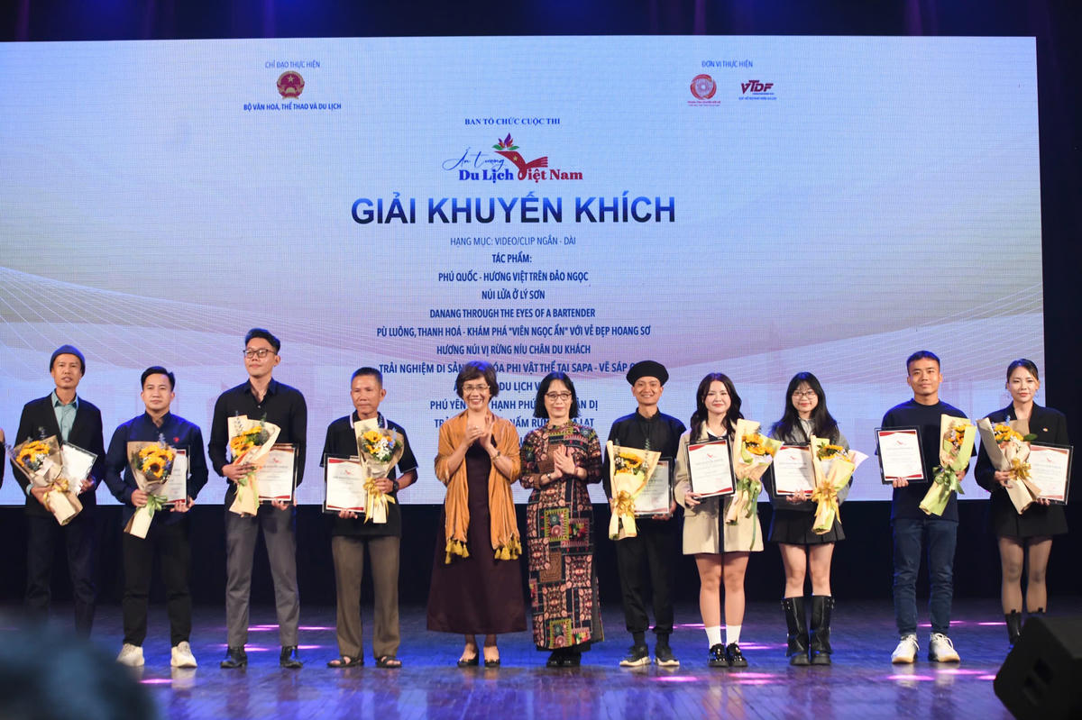 Bà Nguyễn Thị Thu Phương, Viện trưởng Viện Văn hóa, Nghệ thuật, Thể thao và Du lịch Việt Nam  và Bà Lý Phương Dung, Phó chủ tịch Hiệp hội xúc tiến phát triển điện ảnh Việt Nam trao giải Khuyến Khích cho các tác giả, nhóm tác giả. Ảnh: Phạm Sỹ.
