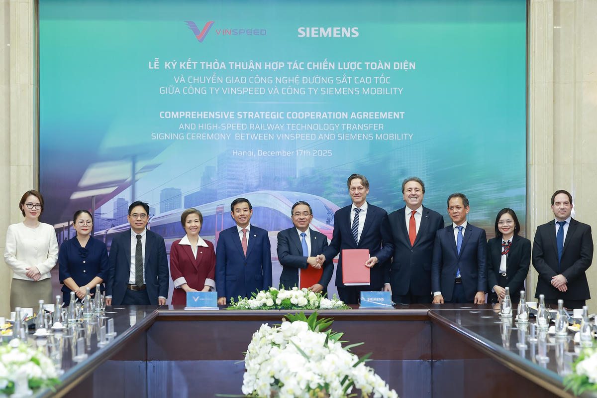 &nbsp;Đại diện lãnh đạo của Siemens Mobility và VinSpeed trao biên bản ghi nhớ hợp tác chiến lược toàn diện và chuyển giao công nghệ đường sắt tốc độ cao.