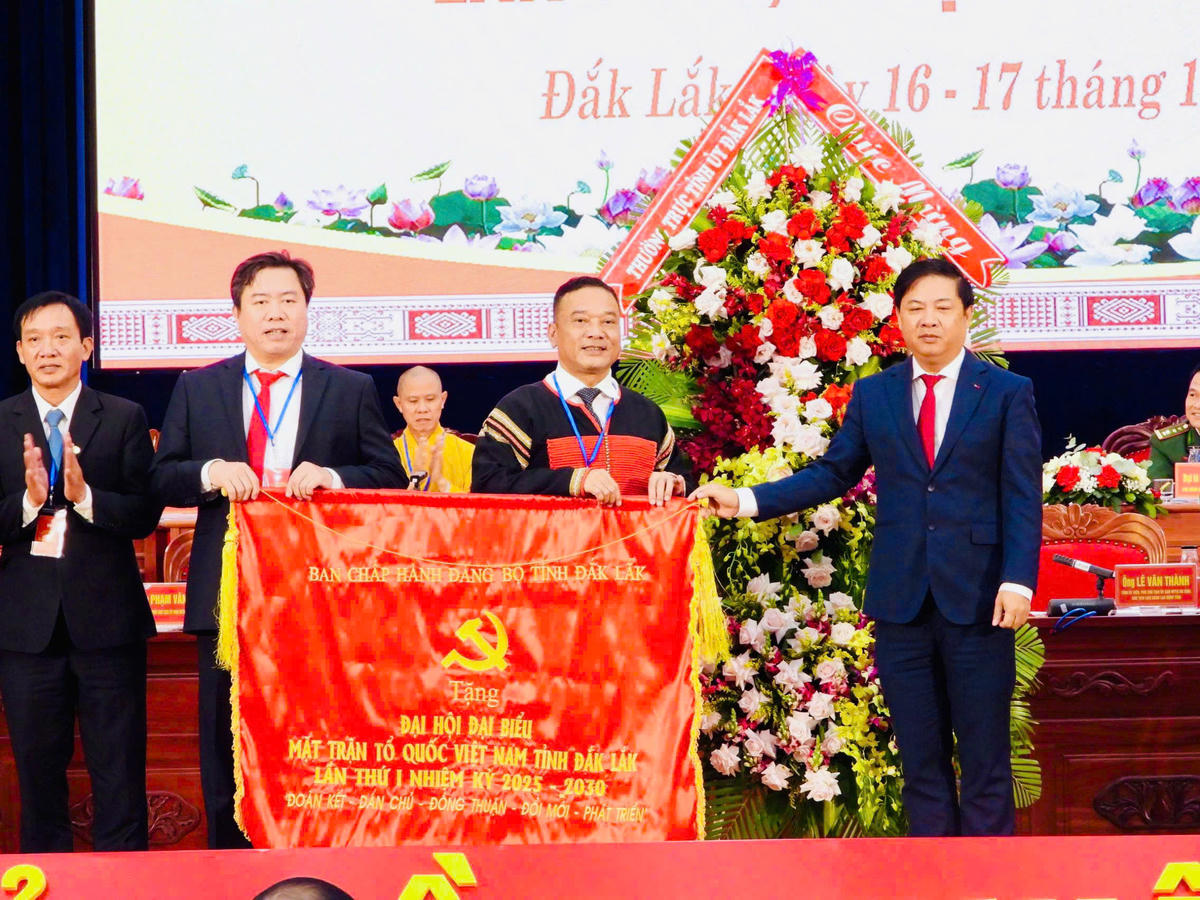 Ông Lương Nguyễn Minh Triết, Ủy viên dự khuyết Ban Chấp hành Trung ương Đảng thư Tỉnh ủy Đắk Lắk trao tặng bức trướng của Ban Chấp hành Đảng bộ tỉnh cho Mặt trận tỉnh. Ảnh: BT.