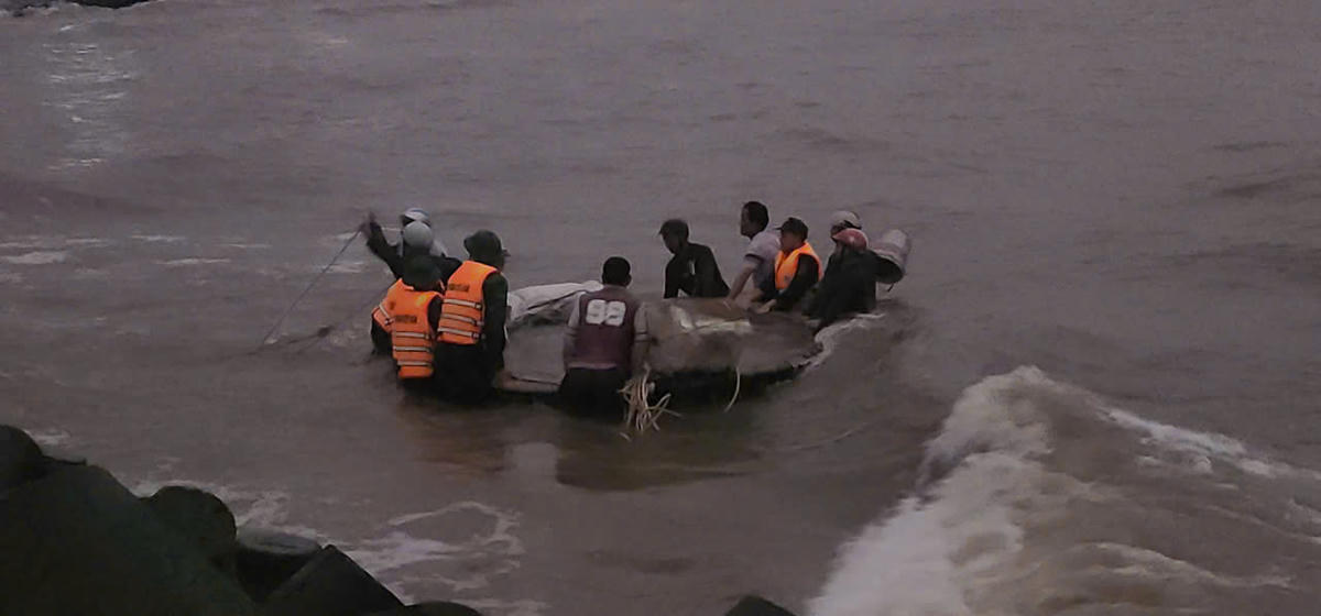 Quảng Trị: Ứng cứu 2 thuyền gặp nạn khi đang vào bờ