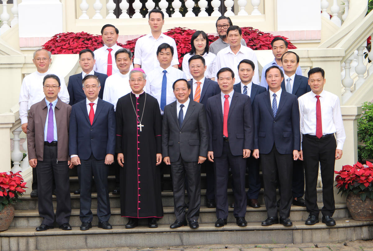 Các vị lãnh đạo tham gia đoàn công tác chụp ảnh lưu niệm tại Tổng Giám mục Tổng giáo phận Giáo phận TP Hồ Chí Minh. Ảnh: Q.Đ.