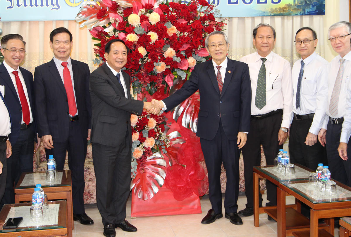 Đoàn công tác chúc mừng Lễ Giáng sinh tại Hội thánh Tin Lành Việt Nam (miền Nam). Ảnh: Q.Đ.