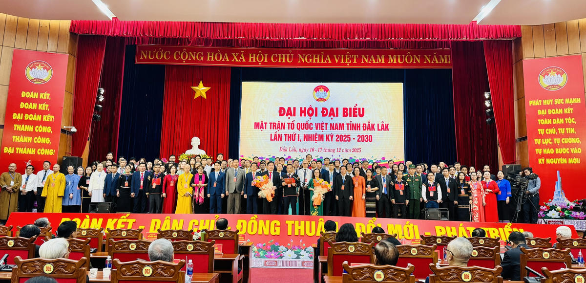 116 vị Ủy viên Ủy ban MTTQ Việt Nam tỉnh khóa I lên ra mắt Đại hội và phát biểu nhận nhiệm vụ. Ảnh: Thanh Nga.