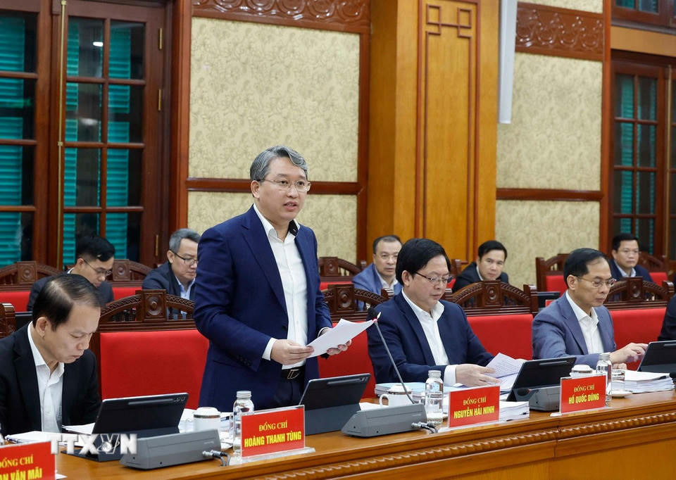 Đồng chí Nguyễn Hải Ninh, Ủy viên Trung ương Đảng, Bộ trưởng Bộ Tư pháp, Ủy viên Thường trực Ban Chỉ đạo Trung ương về hoàn thiện thể chế, pháp luật trình bày báo cáo. (Ảnh: Thống Nhất/TTXVN)