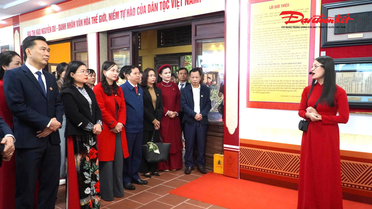 Đại biểu tham quan trưng bày. Ảnh: HN.