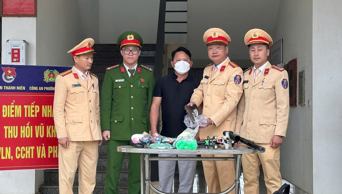 Toàn bộ số vũ khí, vật liệu nổ người dân giao nộp được tổ công tác bàn giao cho Công an phường Sông Trí để quản lý, bảo quản và xử lý theo đúng quy định của pháp luật. Ảnh: CAHT