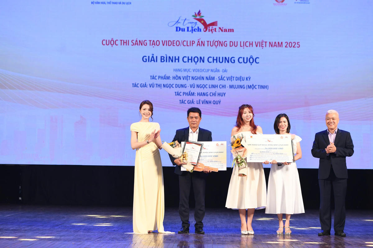 Các tác giả, nhóm tác giả đoạt giải Bình chọn Chung cuộc. Ảnh: Phạm Sỹ.