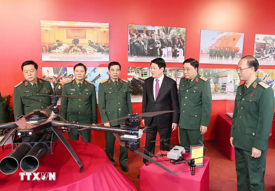 Chủ tịch nước Lương Cường và đại biểu tham quan trưng bày khí tài, thiết bị quân sự do Tổng cục Công nghiệp Quốc phòng sản xuất. (Ảnh: Lâm Khánh/TTXVN)