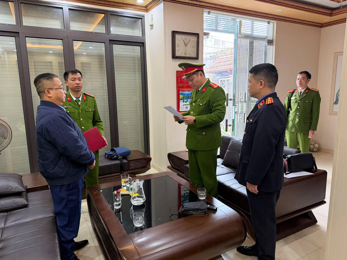 Công an tỉnh Cao Bằng thi hành các Lệnh khám xét, Lệnh bắt bị can để tạm giam đối tượng Lâm Văn Tân. Ảnh: Công an tỉnh Cao Bằng.