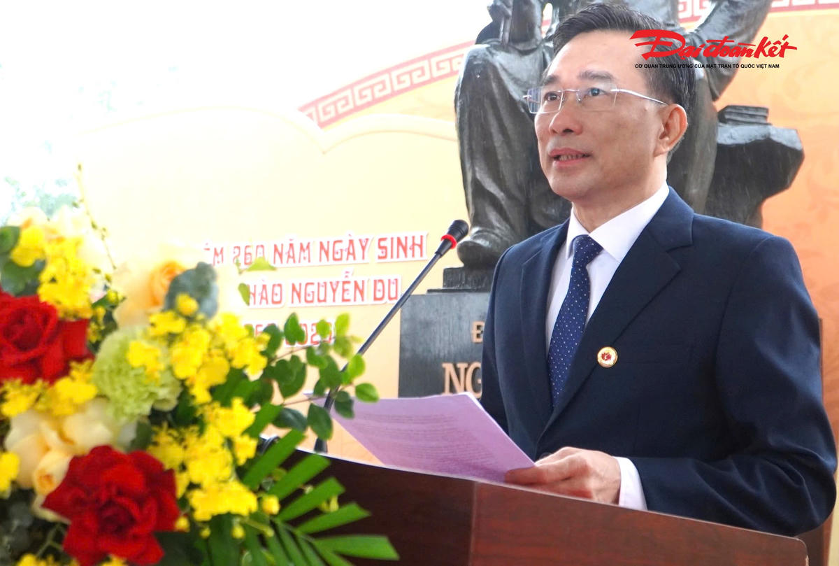 Giám đốc Sở Văn hóa - Thể thao và Du lịch Hà Tĩnh Nguyễn Viết Trường phát biểu khai mạc trưng bày. Ảnh: HN.