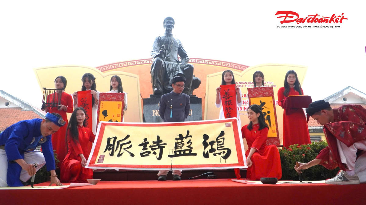 Biểu diễn viết thư pháp trên Đại tự, câu đối. Ảnh: HN.