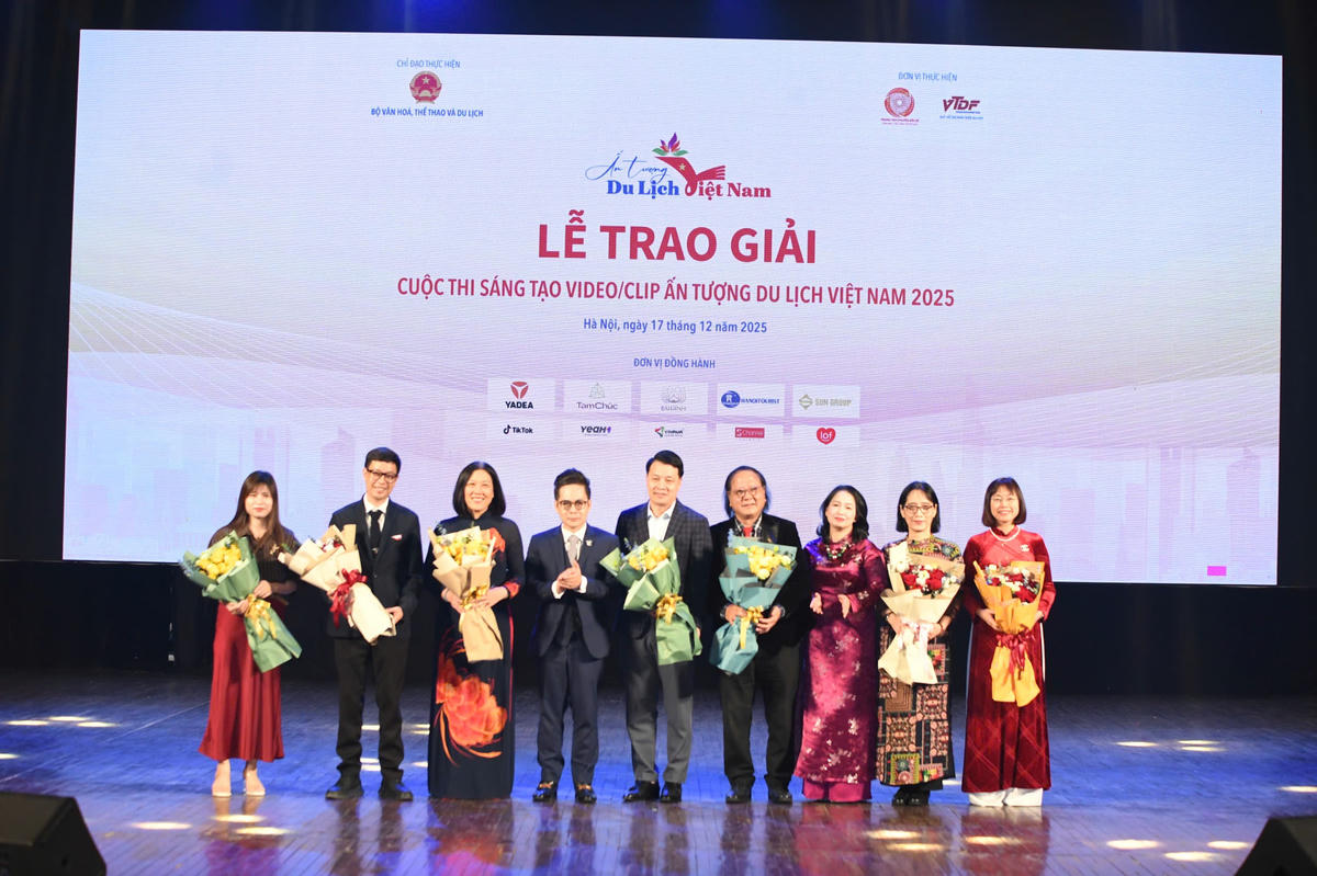 &nbsp;Ban Tổ chức tặng hoa các vị Giám khảo cuộc thi. Ảnh: Phạm Sỹ. 
