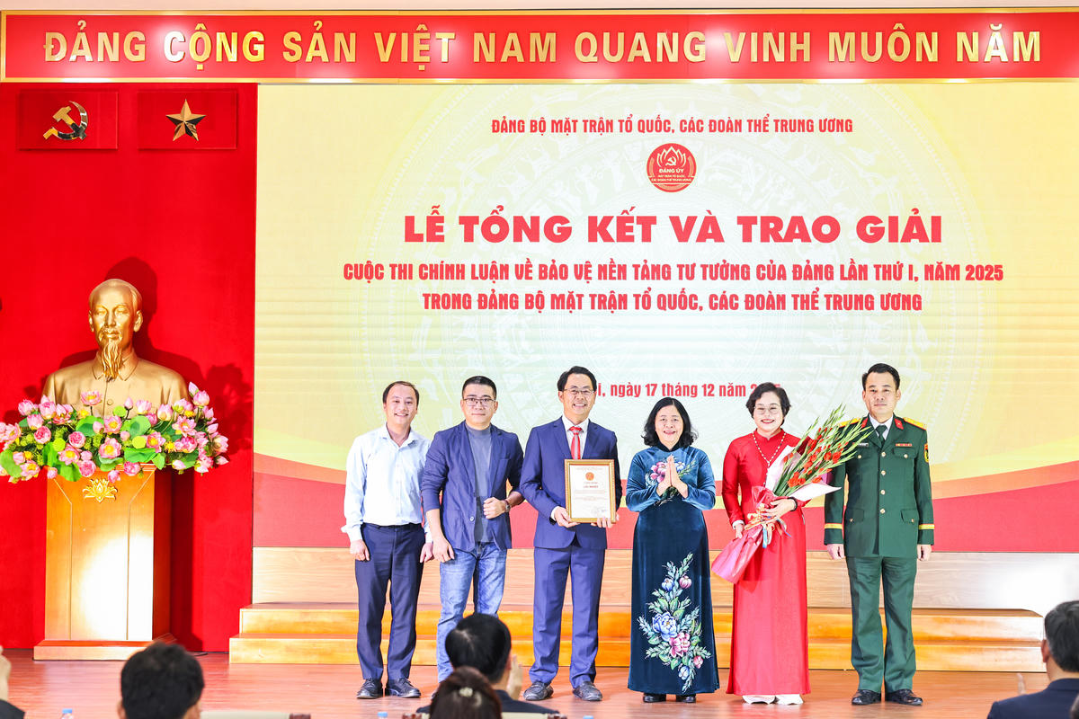 Đồng chí Bùi Thị Minh Hoài - Chủ tịch Ủy ban Trung ương MTTQ Việt Nam trao Giải Nhất cho nhóm tác giả đoạt giải. Ảnh: Quang Vinh.