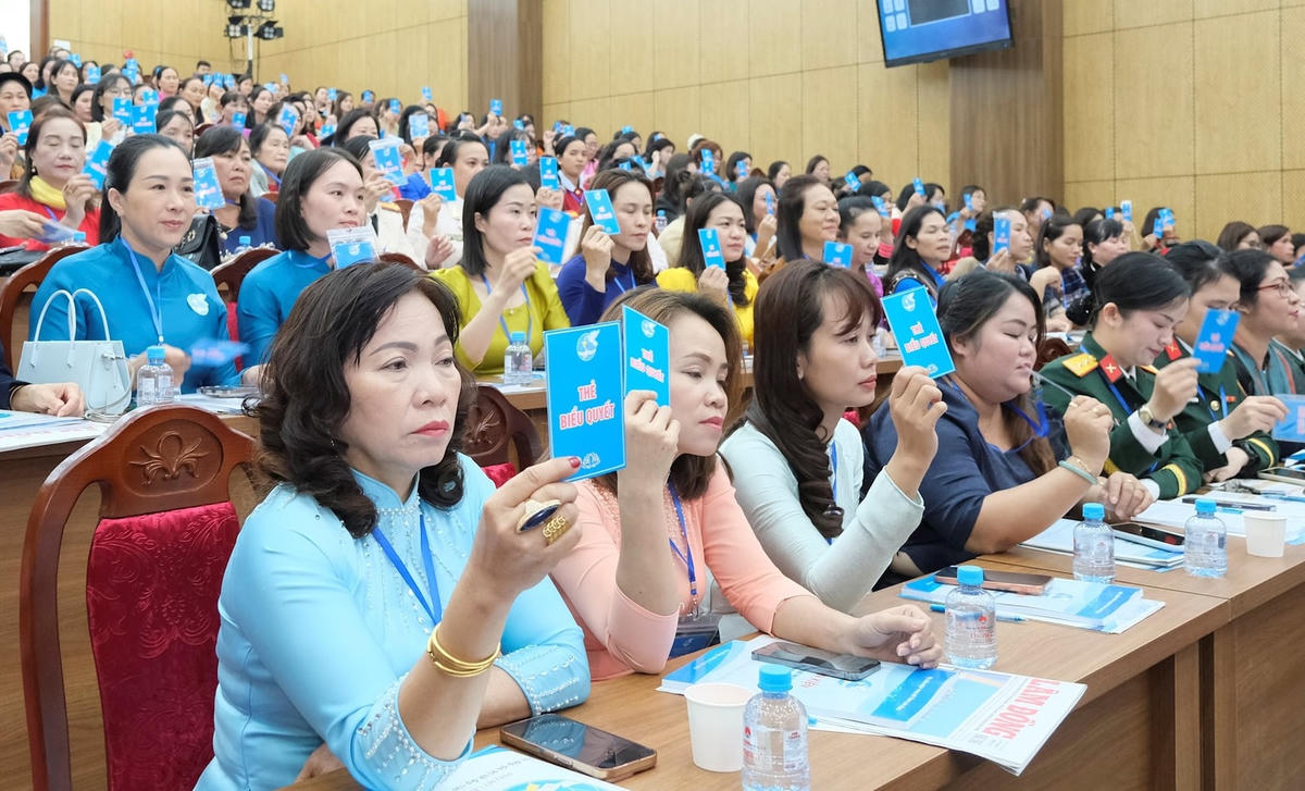 Các đại biểu biểu quyết Nghị quyết Đại hội. (ảnh X.H)