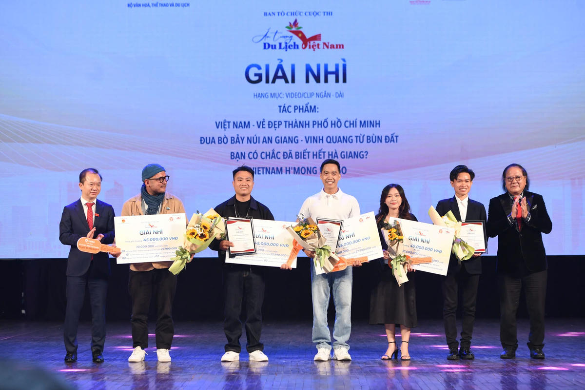 PGS.TS Bùi Hoài Sơn, Ủy viên chuyên trách Ủy ban Văn hóa và Xã hội của Quốc hội và PGS.TS Đỗ Lệnh Hùng Tú, Chủ tịch Hội Điện ảnh Việt Nam trao giải Nhì cho các tác giả, nhóm tác giả ở hai hạng mục video/clip ngắn và video/clip dài. Ảnh: Phạm Sỹ.
