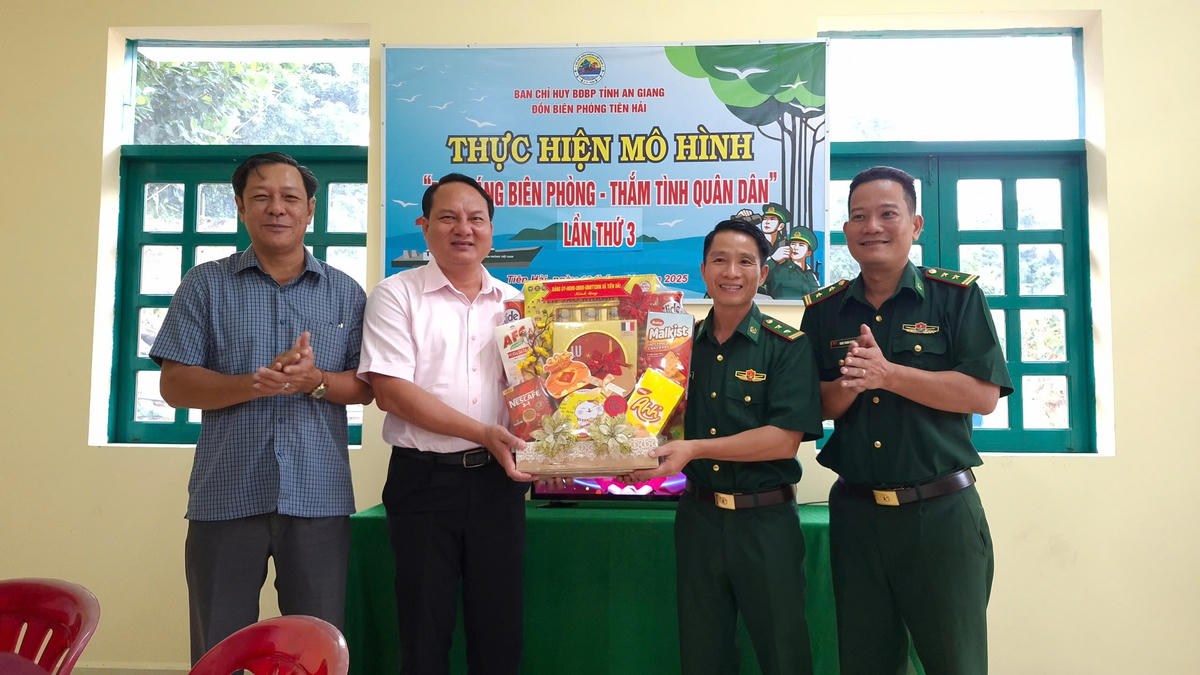 Đại diện lãnh đạo Đảng uỷ - HĐND – UBND – Uỷ ban MTTQ Việt Nam xã Tiên Hải đã tặng quà cán bộ, chiến sĩ Đồn Biên phòng. Ảnh Đ.T