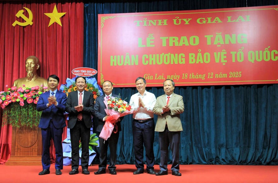 Lãnh đạo Trung ương và tỉnh Gia Lai tặng hoa chúc mừng Bí thư Tỉnh ủy Gia Lai Thái Đại Ngọc. Ảnh: CV.