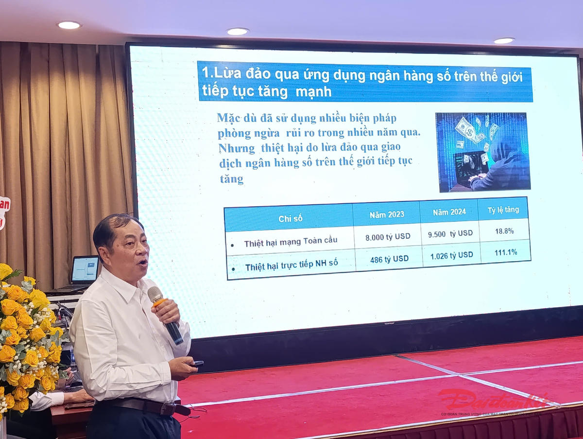 TS Đinh Thế Hiển - chuyên gia tài chính từ Viện Nghiên cứu Tin học và Kinh tế ứng dụng trình bày tham luận tại hội thảo. Ảnh: Hồng Phúc.