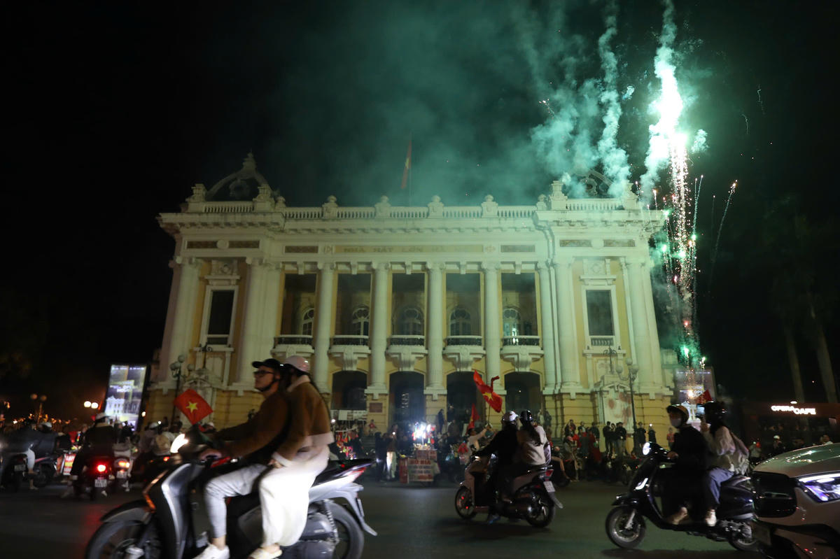 Dòng xe liên tục đổ về các tuyến phố trung tâm của Hà Nội.