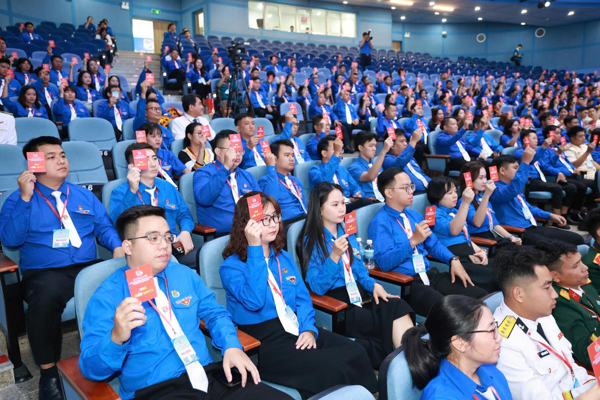 Các đại biểu tham gia biểu quyết tại đại hội. (ảnh X.H)
