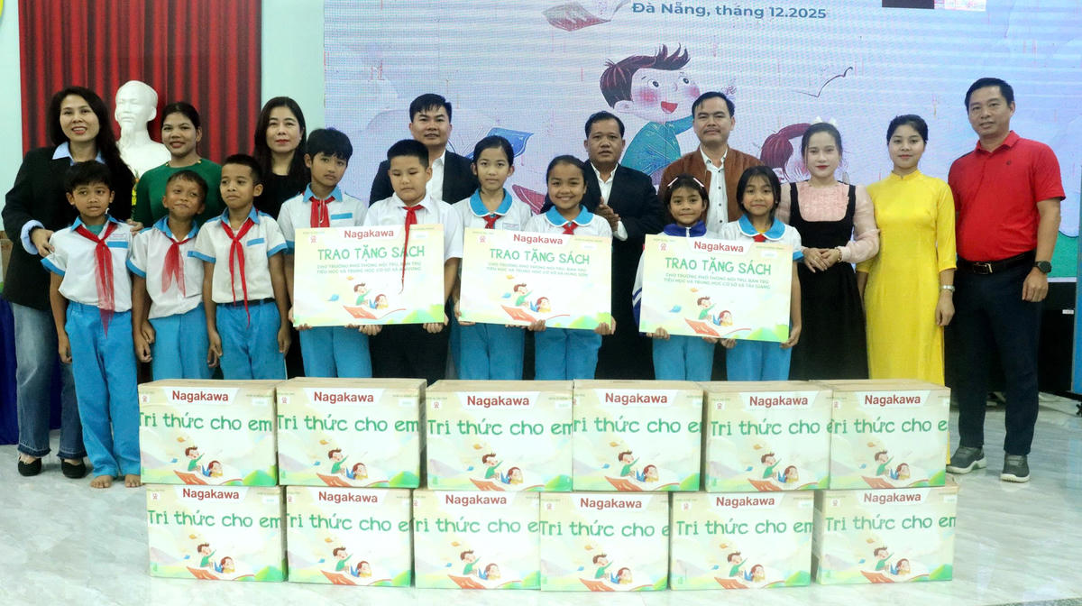 Chương trình tặng sách cho học sinh. Ảnh: Nguyễn Tú.