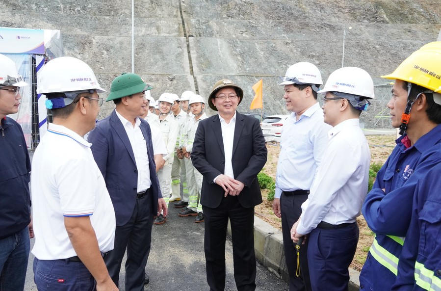 Phó Thủ tướng Chính phủ Hồ Quốc Dũng trao đổi với các đơn vị thi công Dự án cao tốc Quảng Ngãi-Hoài Nhơn. Ảnh: CV.
