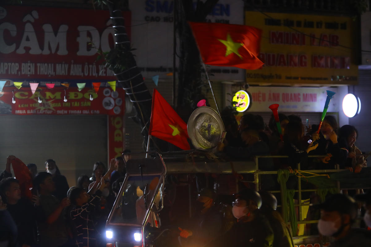 Nhiều xoong, nồi, mâm... đã không còn nguyên dạng trong cơn bão mừng chiến thắng của đội tuyển Việt Nam.. 