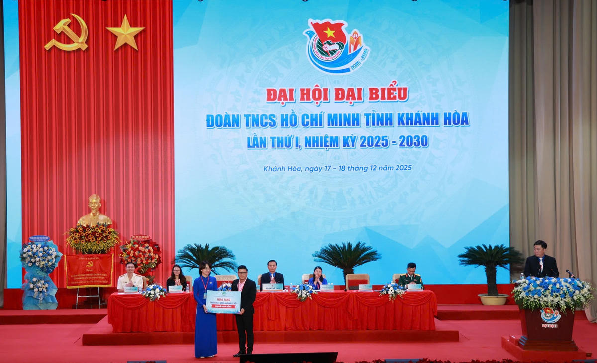 Hội Liên hiệp Thanh niên Việt Nam và Tổng Công ty Cổ phần CP Việt Nam trao tặng Tỉnh đoàn Khánh Hòa 1 tỷ đồng để phối hợp triển khai phong trào Thanh niên tình nguyện vì cuộc sống cộng đồng, vì an sinh xã hội. (ảnh X.H)