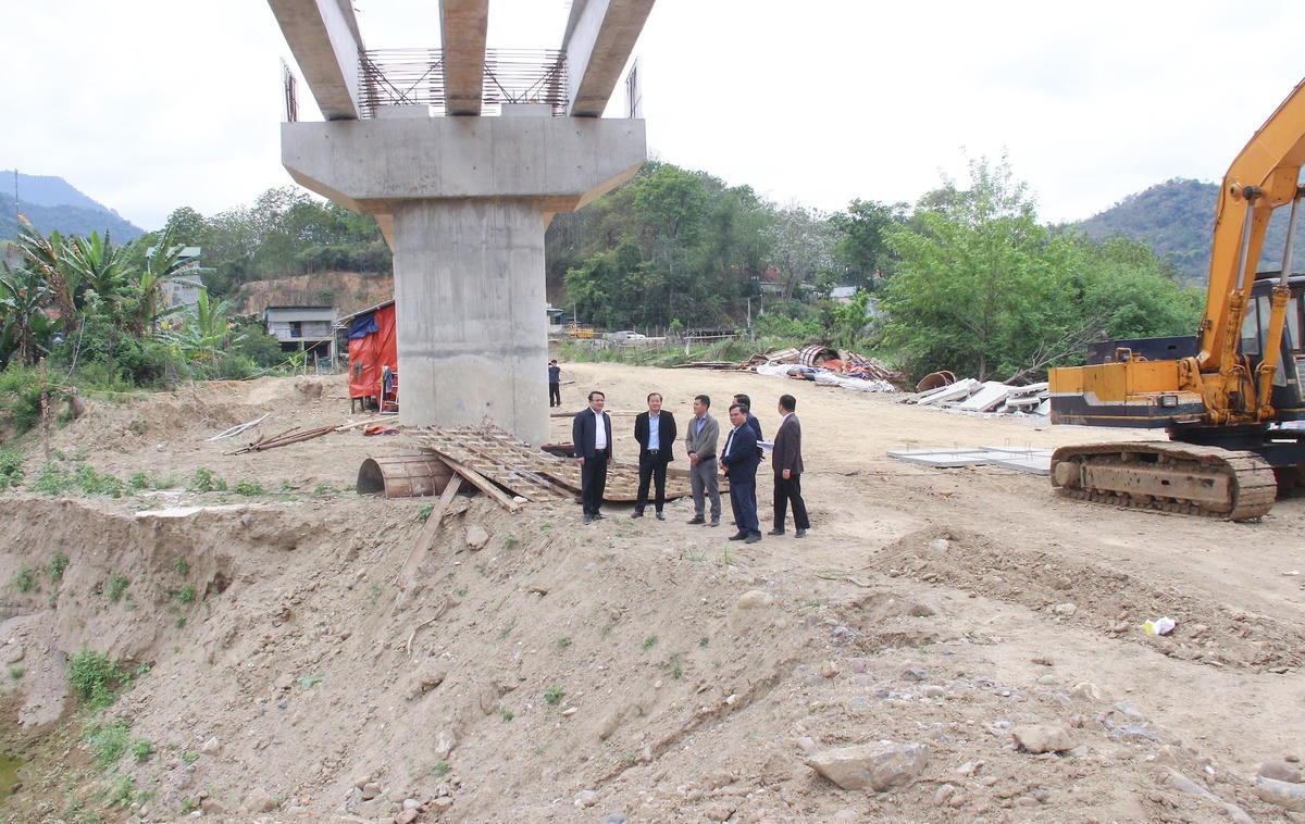Lãnh đạo tỉnh Nghệ An kiểm tra tiến độ thực hiện&nbsp;Dự án Xây dựng cầu cứng qua sông Nậm Mộ từ nguồn vốn Chương trình MTQG phát triển kinh tế – xã hội vùng đồng bào dân tộc thiểu số và miền núi. Ảnh: MH