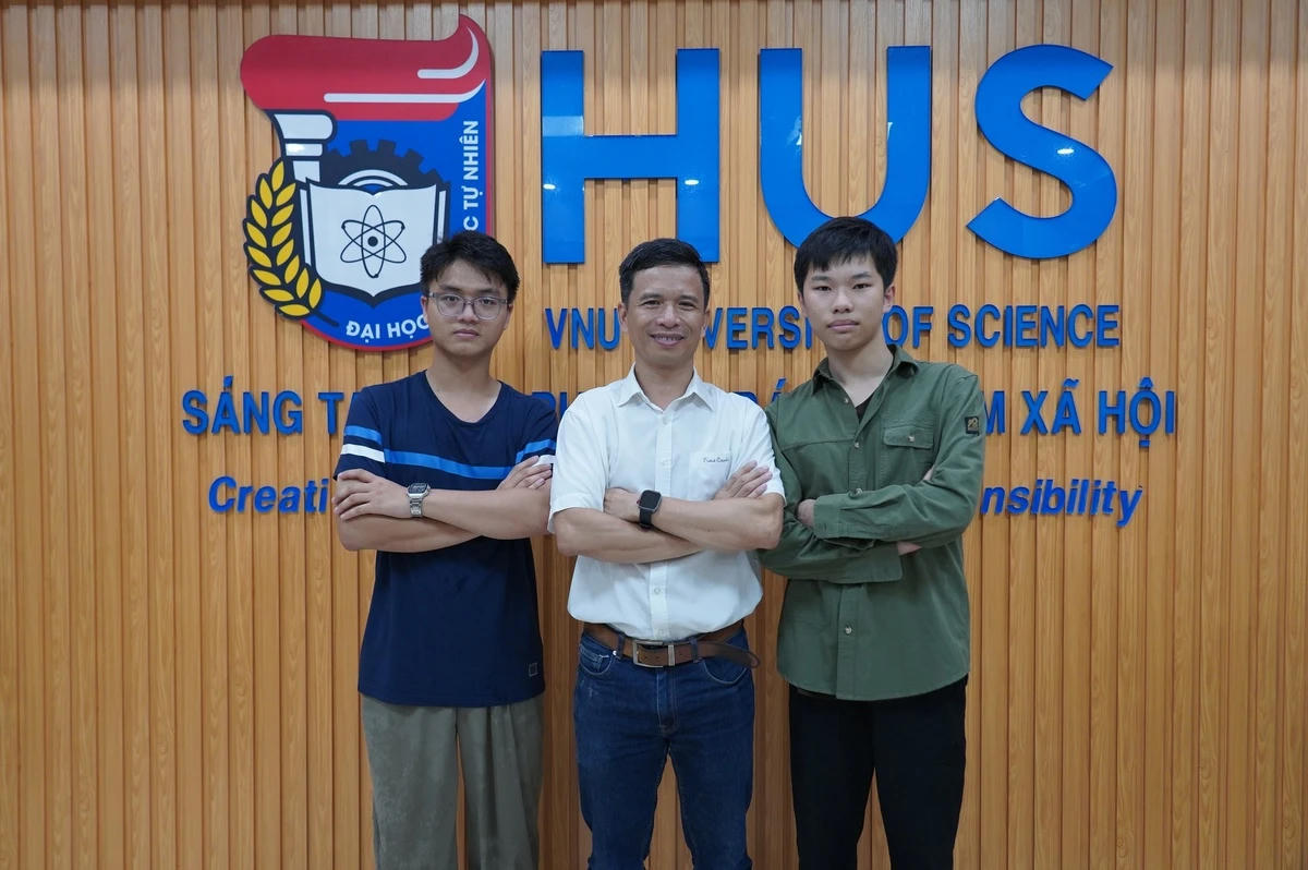 Khôi (ngoài cùng bên trái) hiện đang theo học lớp&nbsp;Cử nhân khoa học tài năng Vật lý, Trường Đại học Khoa học Tự nhiên, Đại học Quốc gia Hà Nội.