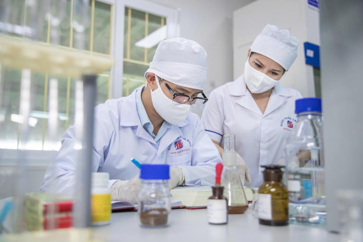 TGĐ Lê Thị Bình và Phó TGĐ Nguyễn Minh Hoàng nghiên cứu, bào chế sản phẩm.