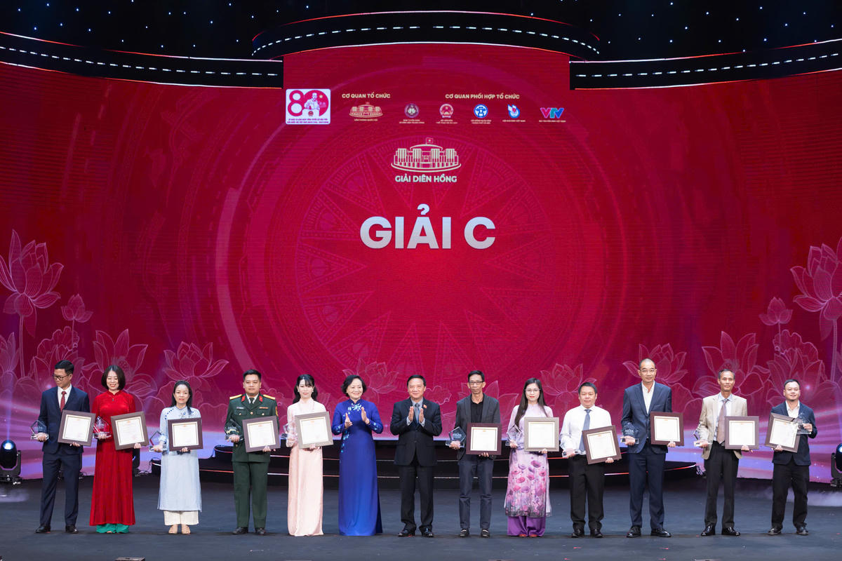 Phó Chủ tịch Quốc hội Nguyễn Khắc Định và Phó Thủ tướng Chính phủ Phạm Thị Thanh Trà trao Giải C cho các tác giả đoạt Giải (Ảnh: Quang Vinh)