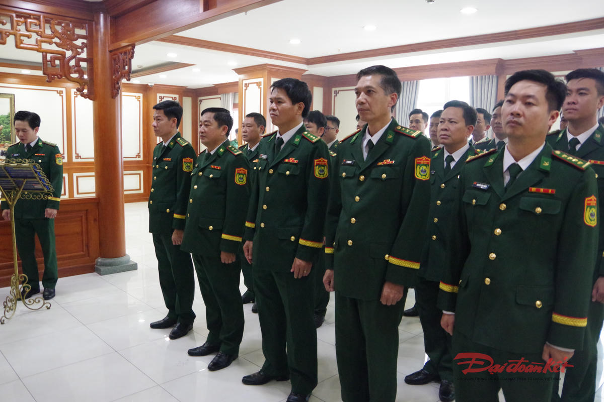 Lễ báo công dâng lên Chủ tịch Hồ Chí Minh vĩ đại. Ảnh: Quang Tiến.