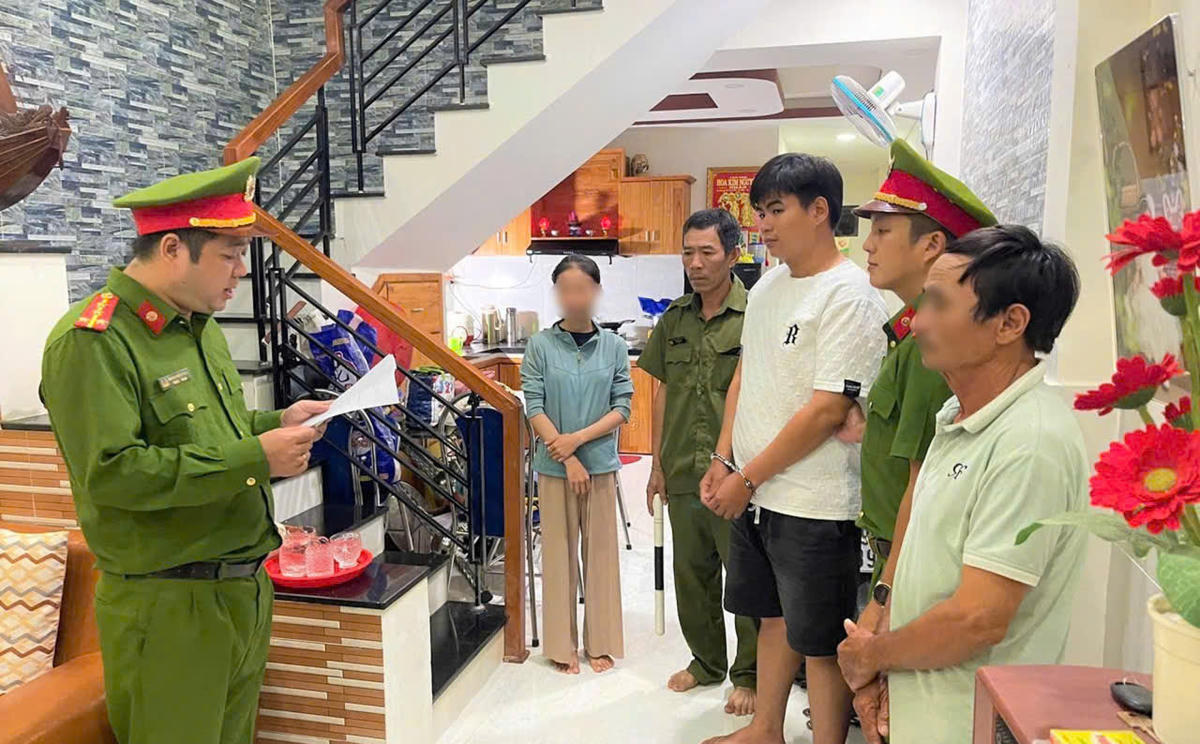 Lực lượng Công an đọc quyết định Trần Thanh Dương. Ảnh: CV.