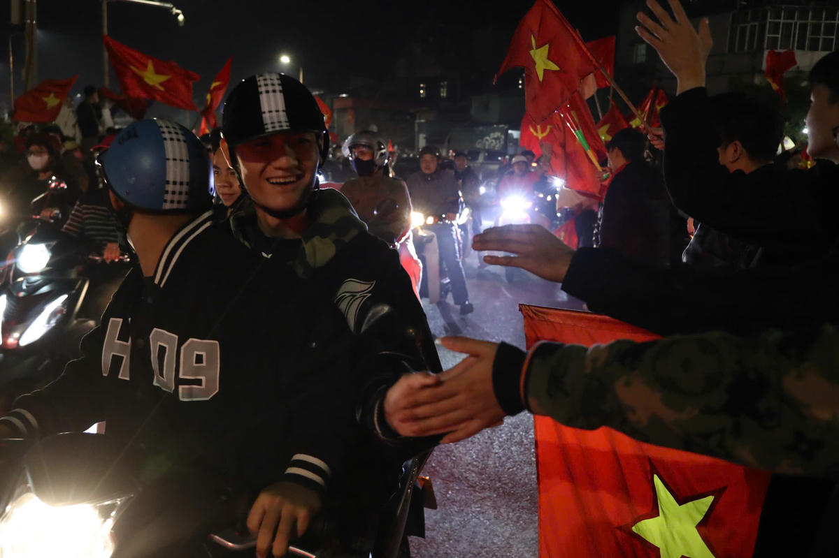 Hình ảnh những cái bắt tay nhau khi đi ăn mừng.