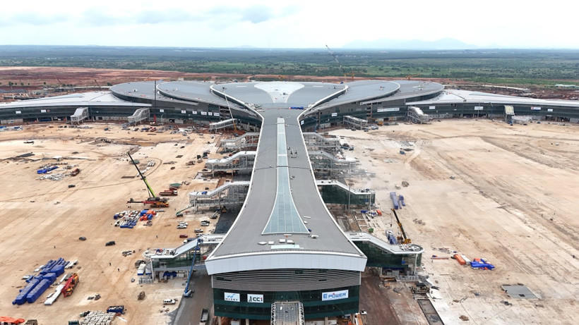 Chuyến bay chính thức đầu tiên hạ cánh xuống Sân bay Long Thành.