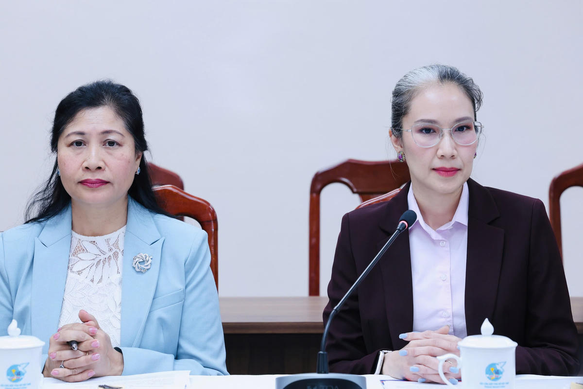 Bà Vạt-xạ-na Phôm-vi-hản, Phu nhân Bộ trưởng Bộ Ngoại giao Lào, Chủ tịch danh dự Ban Nữ công Bộ Ngoại giao Lào (bên phải) đến chào xã giao Chủ tịch Hội LHPN Việt Nam. Ảnh: Thu Hà.